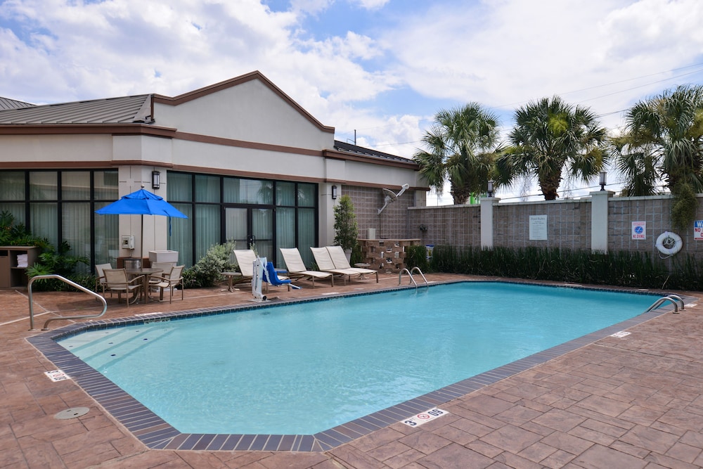 Outdoor pool, Holiday Inn Express & Suites New Orleans Airport South, an IHG Hotel