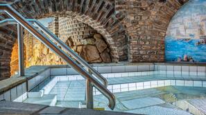 Innenpool, Außenpool (je nach Saison geöffnet), Liegestühle