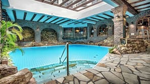 Innenpool, Außenpool (je nach Saison geöffnet), Liegestühle