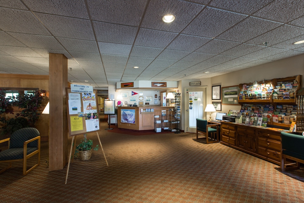 Lobby, Commodores Inn