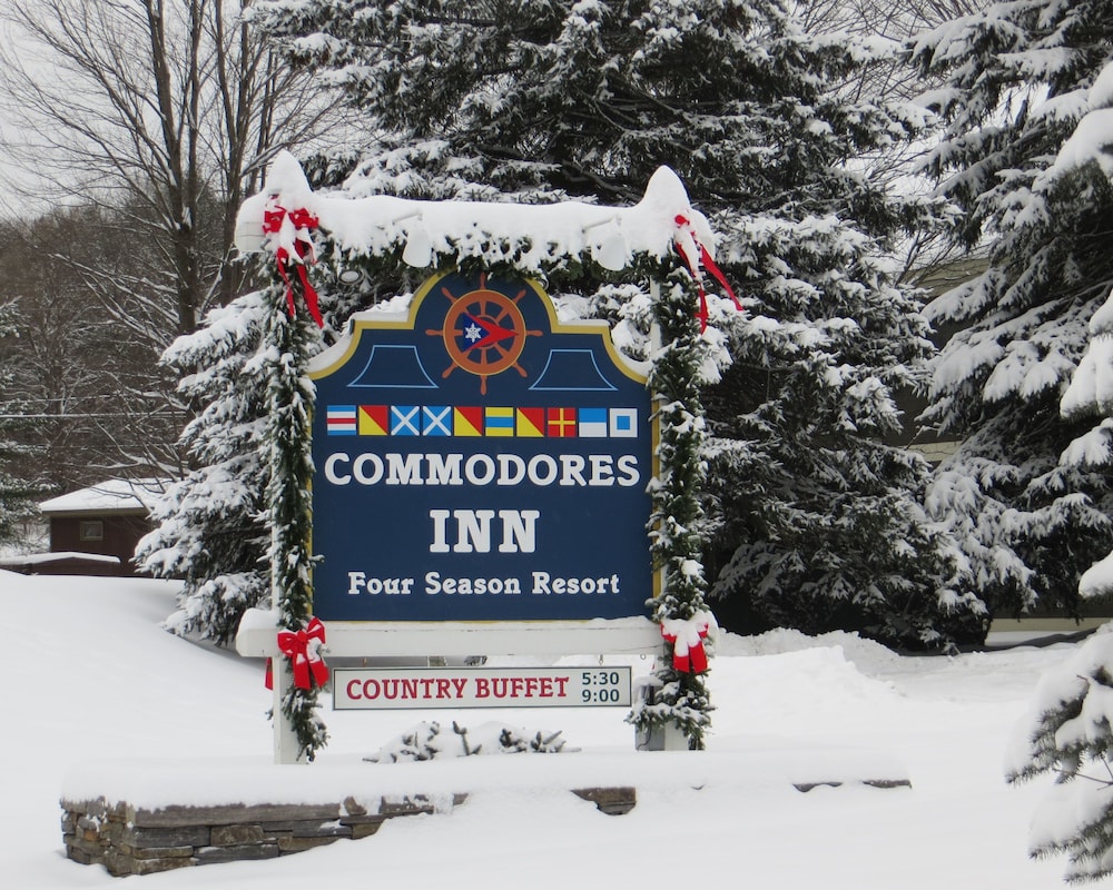 Exterior, Commodores Inn