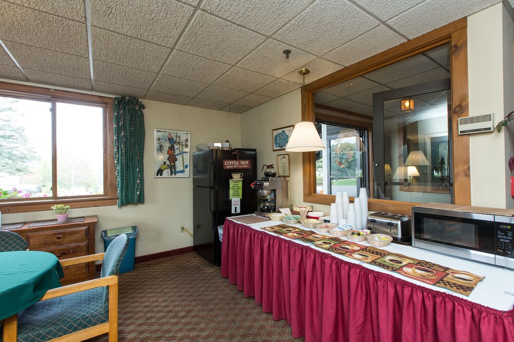 Breakfast area, Commodores Inn