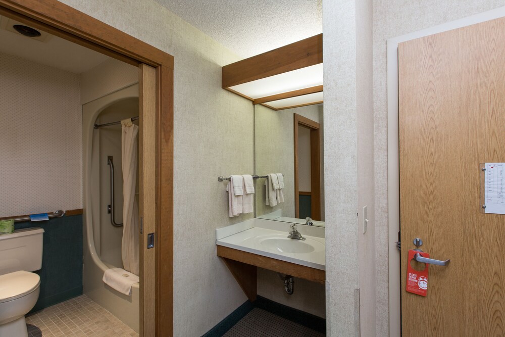 Bathroom, Commodores Inn