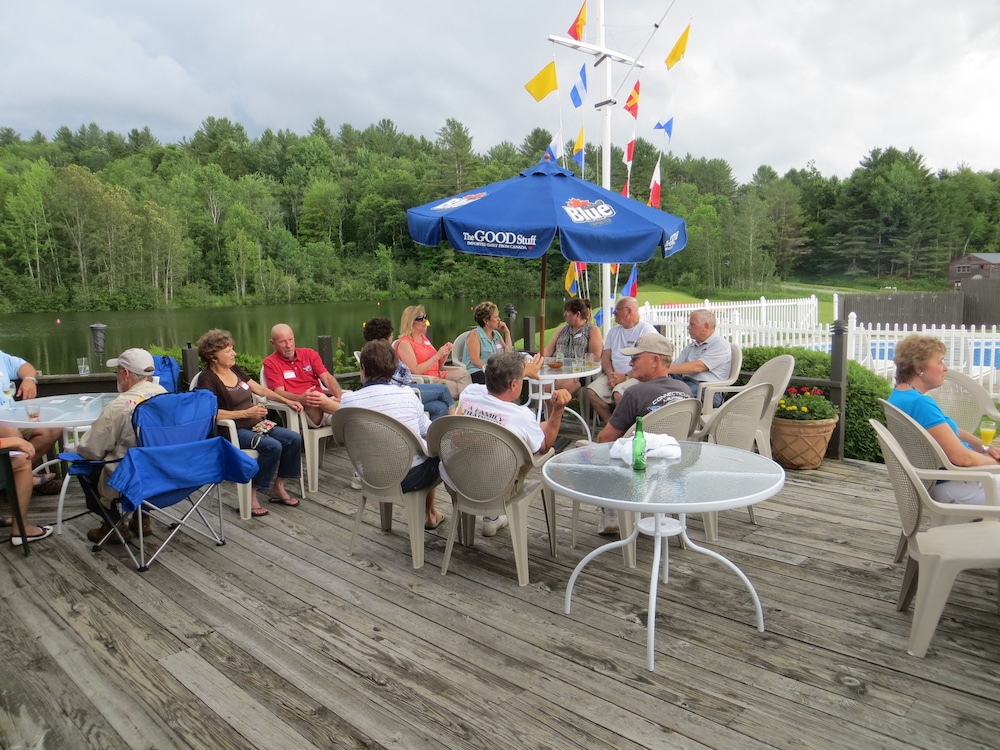 Outdoor dining, Commodores Inn