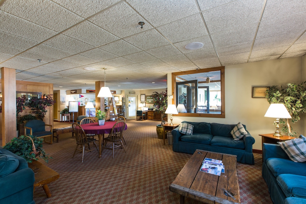 Lobby lounge, Commodores Inn