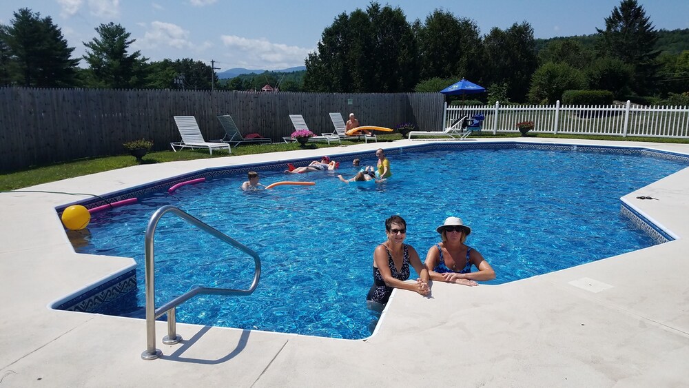 Outdoor pool, Commodores Inn