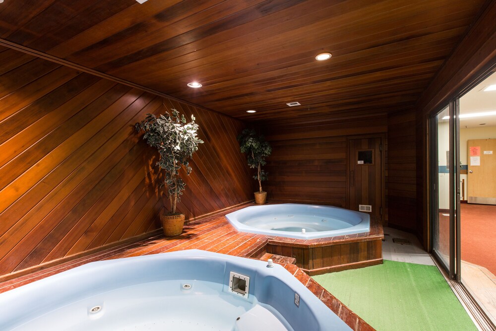 Indoor spa tub, Commodores Inn