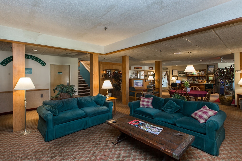 Lobby sitting area, Commodores Inn