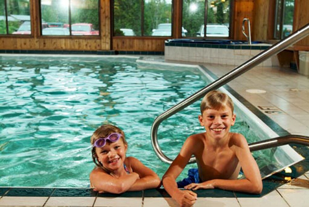 Indoor pool, Commodores Inn