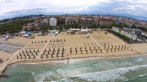 Una spiaggia nelle vicinanze