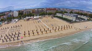 Una spiaggia nelle vicinanze