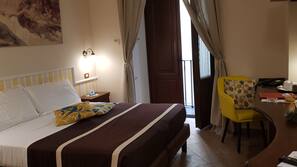 Minibar, una cassaforte in camera, una scrivania, ferro/asse da stiro