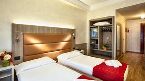 Minibar, caja fuerte, escritorio y cortinas opacas