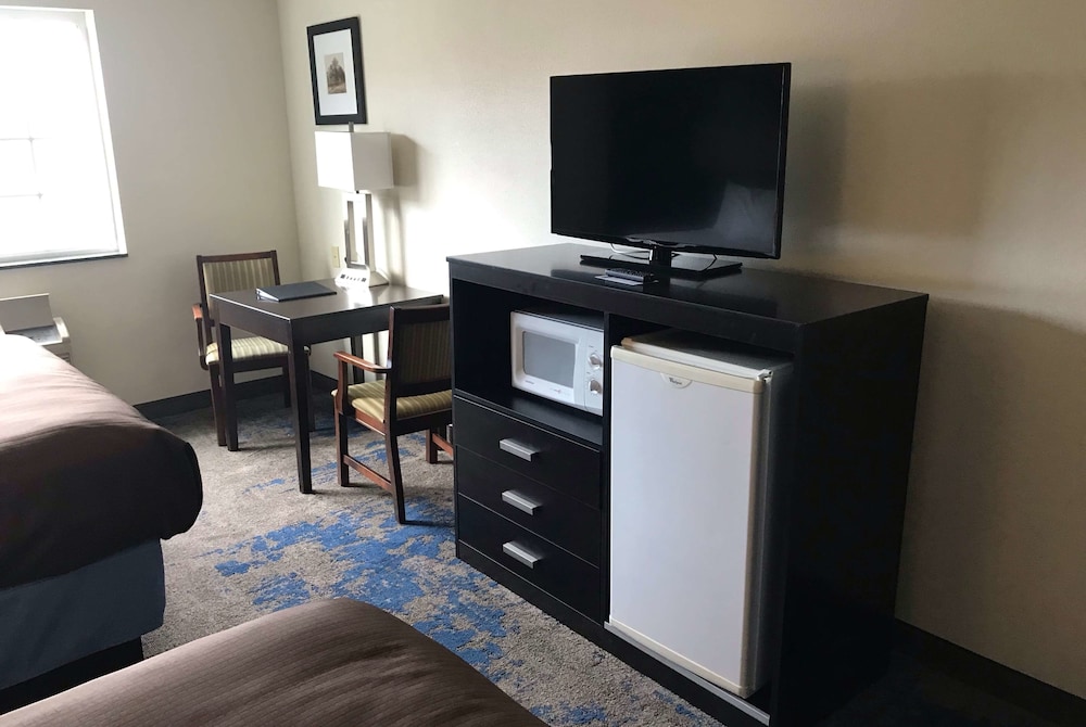 Room, AmericInn by Wyndham Maquoketa