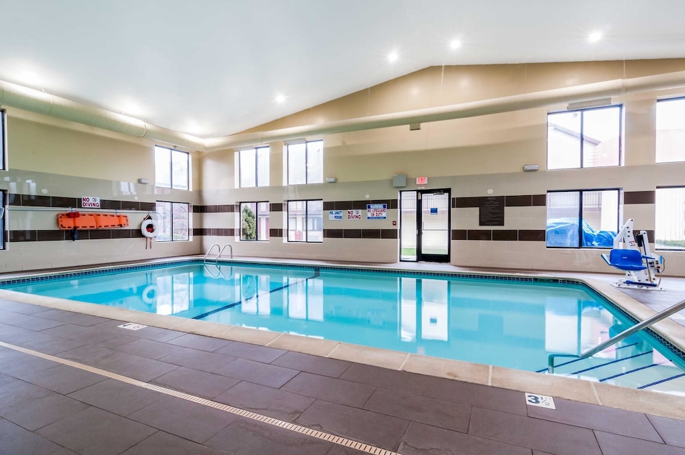 Pool, Comfort Inn & Suites University South