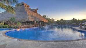 Una piscina cubierta, una piscina al aire libre