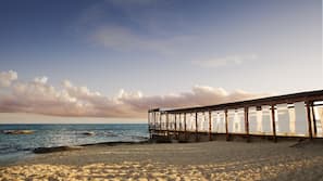 Ubicación a pie de playa, arena blanca y cabañas de uso gratuito