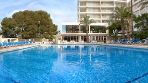 Outdoor pool, pool loungers