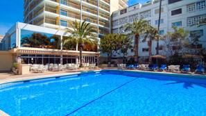 Outdoor pool, pool loungers