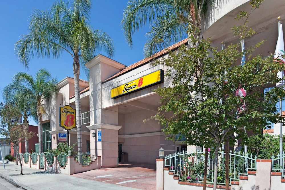 Super 8 by Wyndham North Hollywood