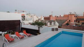 Una piscina al aire libre de temporada (de 11:00 a 21:00), sombrillas