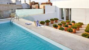 Una piscina al aire libre de temporada (de 11:00 a 21:00), sombrillas