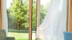 Allergikerbettwaren, Minibar, Zimmersafe, Schreibtisch