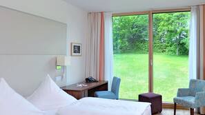 Allergikerbettwaren, Minibar, Zimmersafe, Schreibtisch