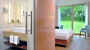 Allergikerbettwaren, Minibar, Zimmersafe, Schreibtisch
