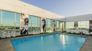 Una piscina al aire libre
