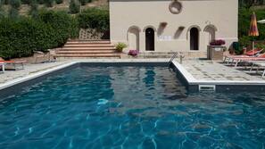 Piscina stagionale all'aperto, ombrelloni da piscina, lettini