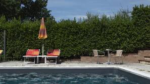 Piscina stagionale all'aperto, ombrelloni da piscina, lettini