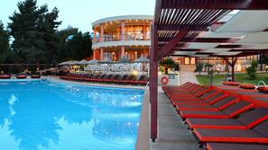 Piscine extérieure (ouverte en saison), parasols de plage