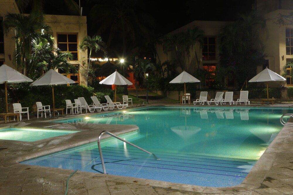 Outdoor pool, Villas El Rancho