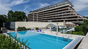 3 piscine coperte, piscina stagionale all'aperto, ombrelloni da piscina