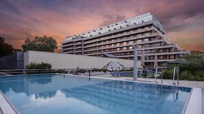 3 piscine coperte, piscina stagionale all'aperto, ombrelloni da piscina