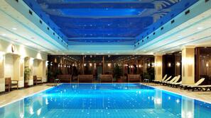 3 piscine coperte, piscina stagionale all'aperto, ombrelloni da piscina