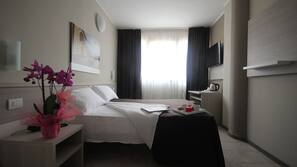 意大利 Frette 床單、高級寢具、迷你吧、保險箱
