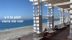 Una spiaggia nelle vicinanze