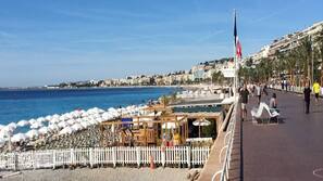 Una spiaggia nelle vicinanze