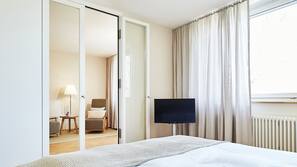 Premium bedding, in-room safe, desk, blackout drapes