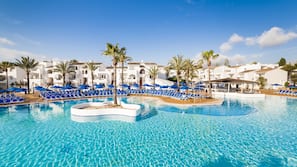 4 piscines extérieures, parasols de plage, chaises longues