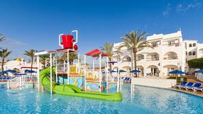 4 piscines extérieures, parasols de plage, chaises longues
