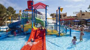 4 piscines extérieures, parasols de plage, chaises longues