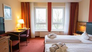Hochwertige Bettwaren, kostenlose Minibar, Zimmersafe, Schreibtisch