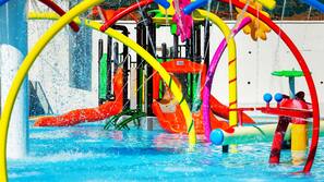 Außenpool, Schwimmzentrum, Sonnenschirme, Liegestühle