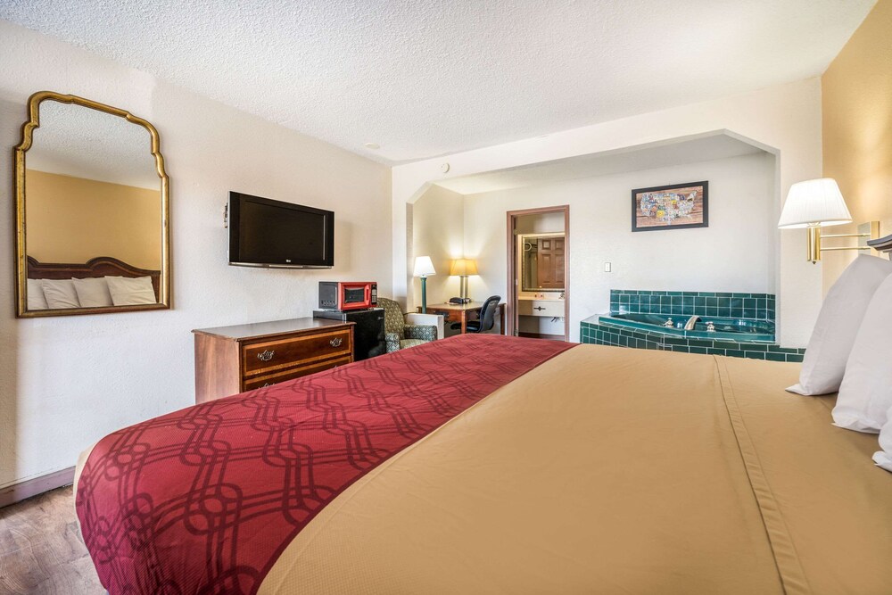 Econo Lodge Inn & Suites Macon