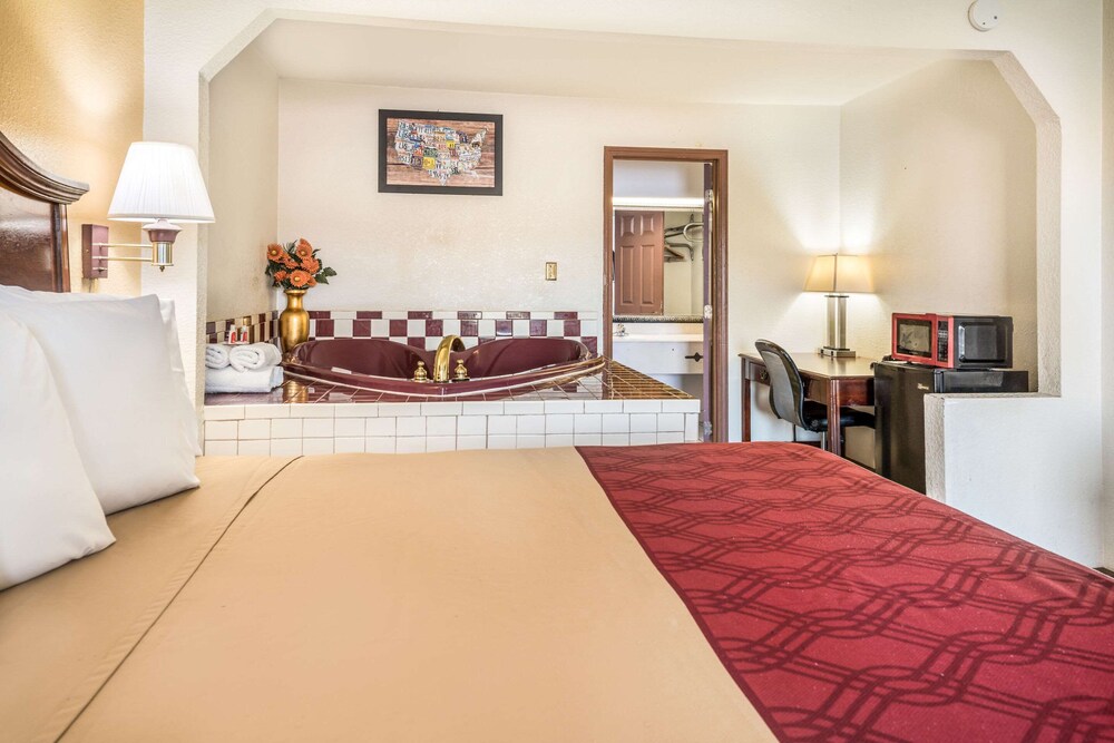 Econo Lodge Inn & Suites Macon