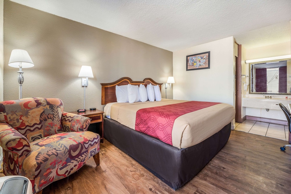 Econo Lodge Inn & Suites Macon