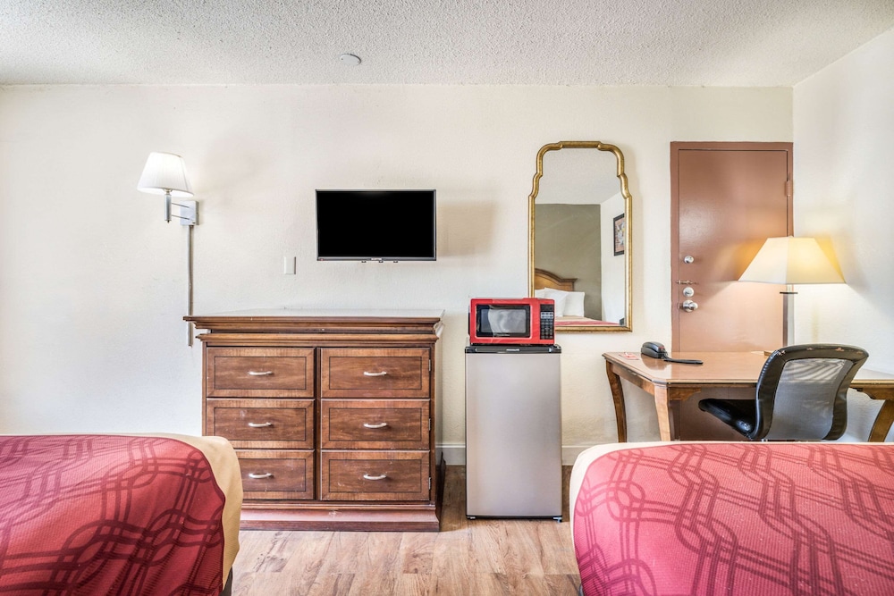 Econo Lodge Inn & Suites Macon